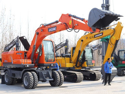 寶鼎輪胎挖掘機(jī)緊跟市場(chǎng)需求的步伐，推出了更具競(jìng)爭(zhēng)力的輪式挖掘機(jī)