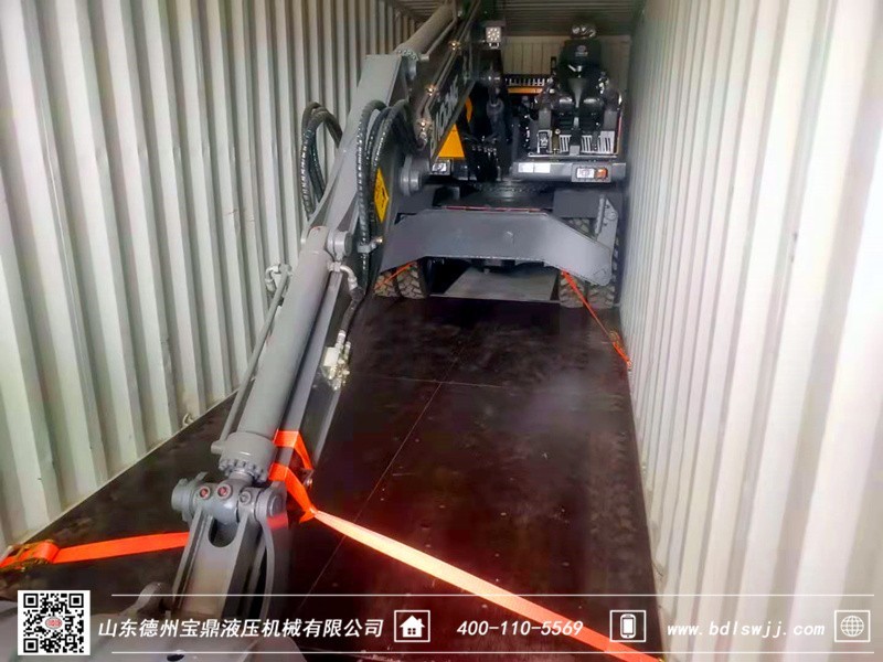 寶鼎輪式挖掘機(jī)出口