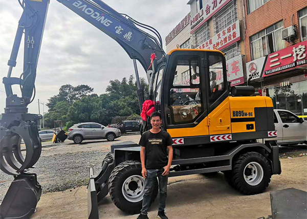 廣西抓木機(jī)寶鼎95型號客戶購車