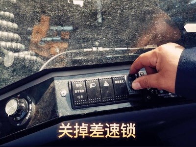 應(yīng)對(duì)惡劣工況，寶鼎多用途輪式挖掘機(jī)抓木機(jī)裝配差速鎖